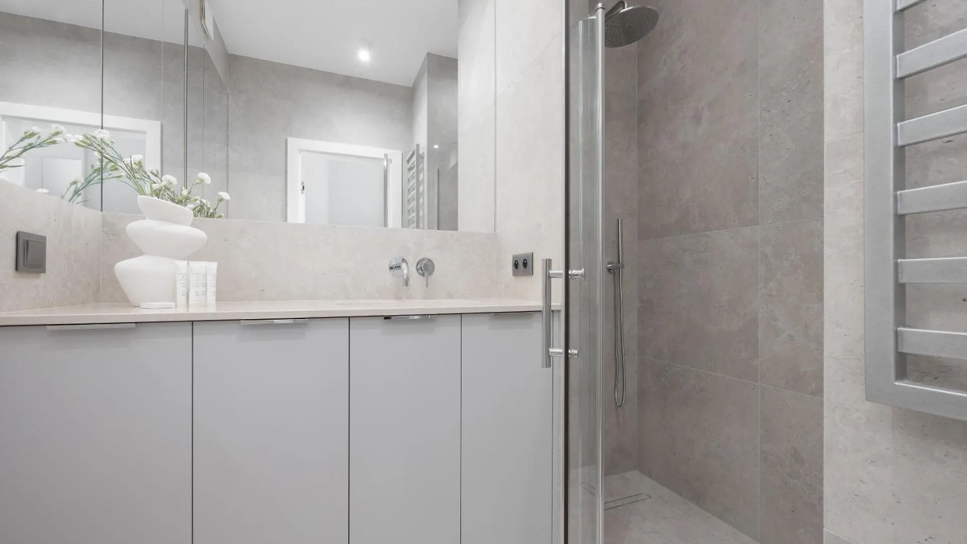 City Apartments Domaniewska With Parking Mokotow By Renters Prestige Varşova